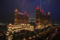 Так выглядит с высоты курорт-казино Венешиан. Огромная территория казино и игровых автоматов!