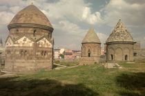 Три гробницы