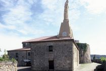 Часовня со статуей Христа возле замка Кастильо де ла Мота. Статую видно практически из каждого уголка города!